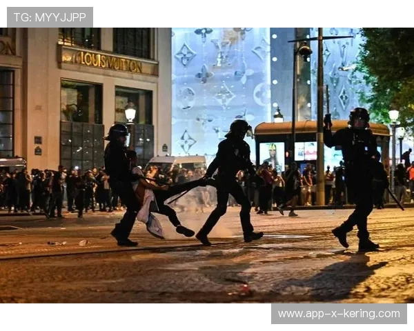 球迷“狂热应援”引爆欧冠夜——一场视听盛宴，球迷狂欢